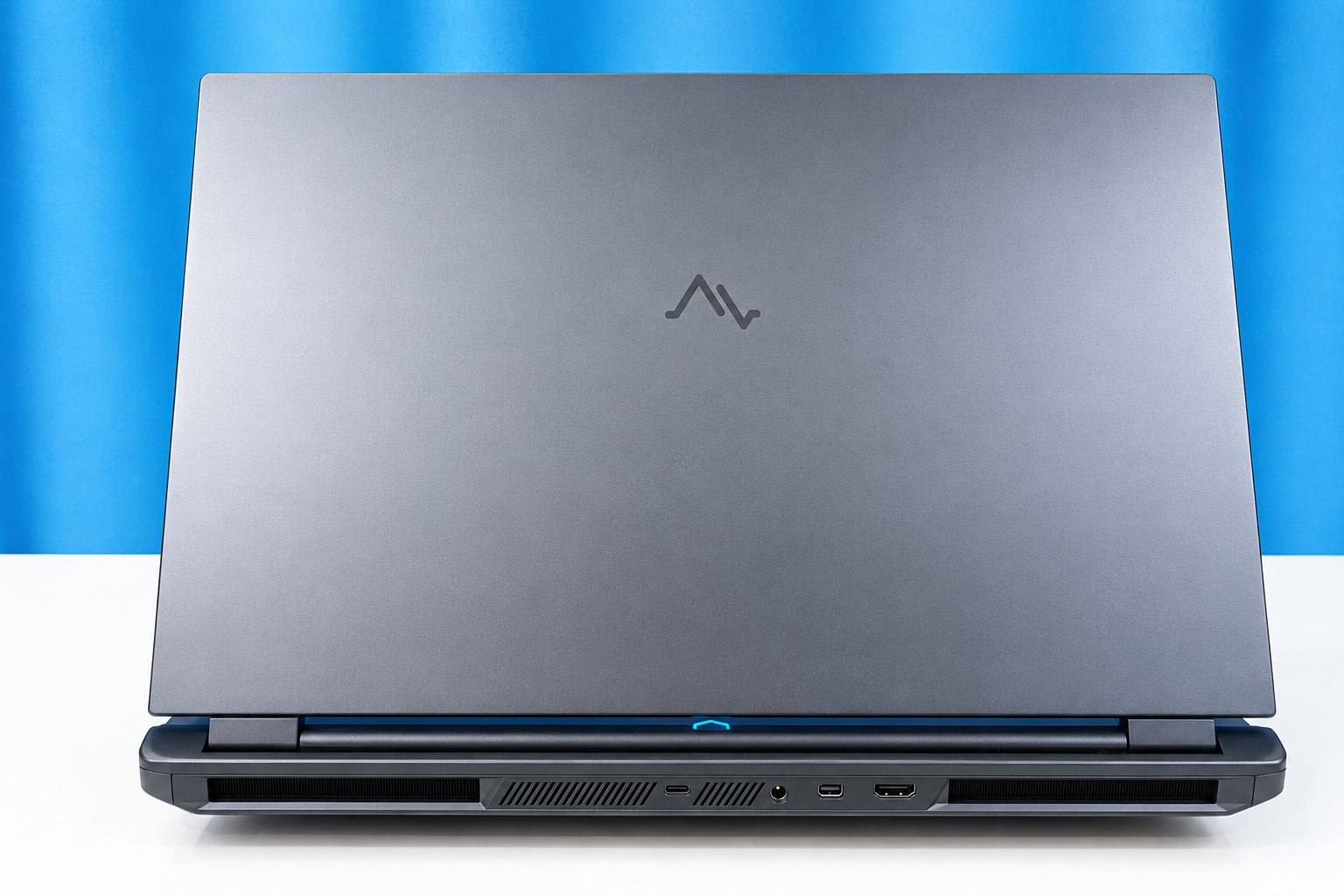 Задняя панель: MiniDP, USB-C, DC, HDMI