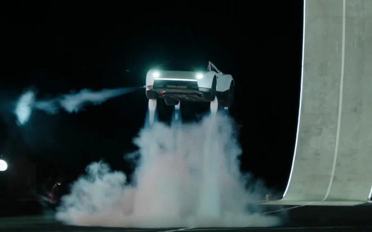 летающий Tesla Roadster на презентации