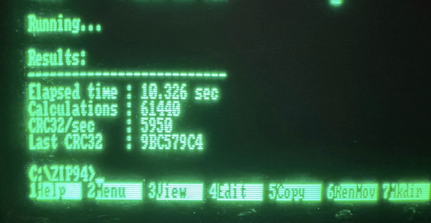 Бенчмарк на машине с 286-м процессором, монохромный EGA-монитор Бенчмарк на машине с 286-м процессором, монохромный EGA-монитор