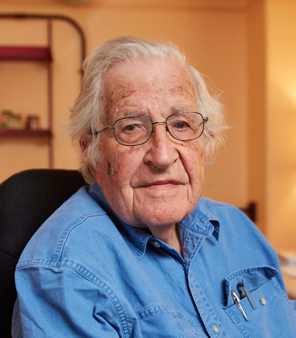 Сейчас Ноаму Хомскому 97 лет, и он не унывает. В 2024 году мир облетела фейковая новость о его кончине, после чего пенсионер смог насладиться редкой привилегией — чтением собственных некрологов и статей-панегириков