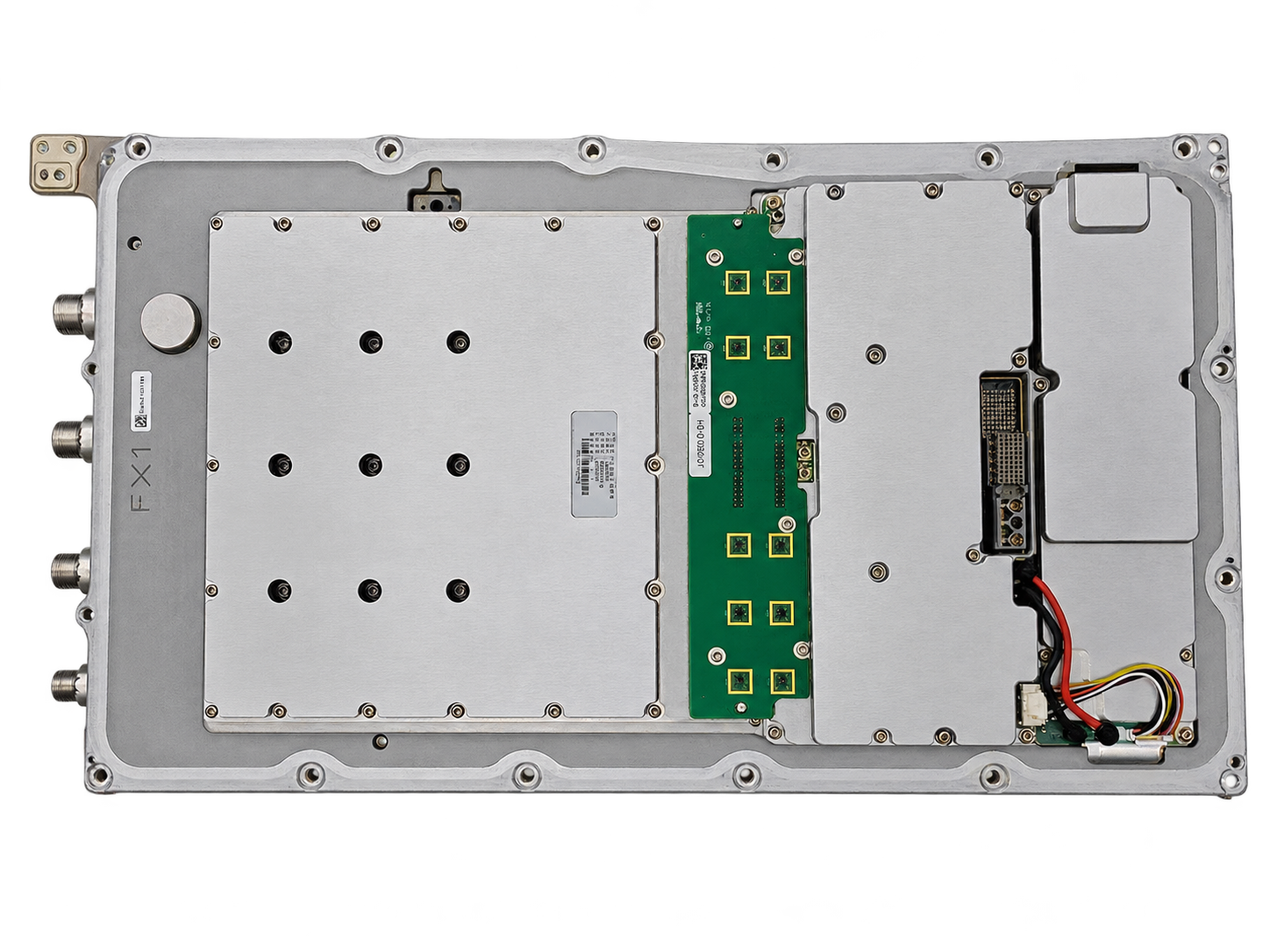Радиоблок WRRU XW6408-18 внутри, одна половина Радиоблок WRRU XW6408-18 внутри, одна половина
