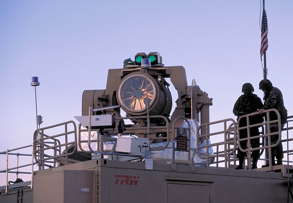 Лазерная пушка Tactical High-Energy Laser (THEL) совместного производства США и Израиля, разработка прекращена в 2005 году File:THEL-ACTD.jpg