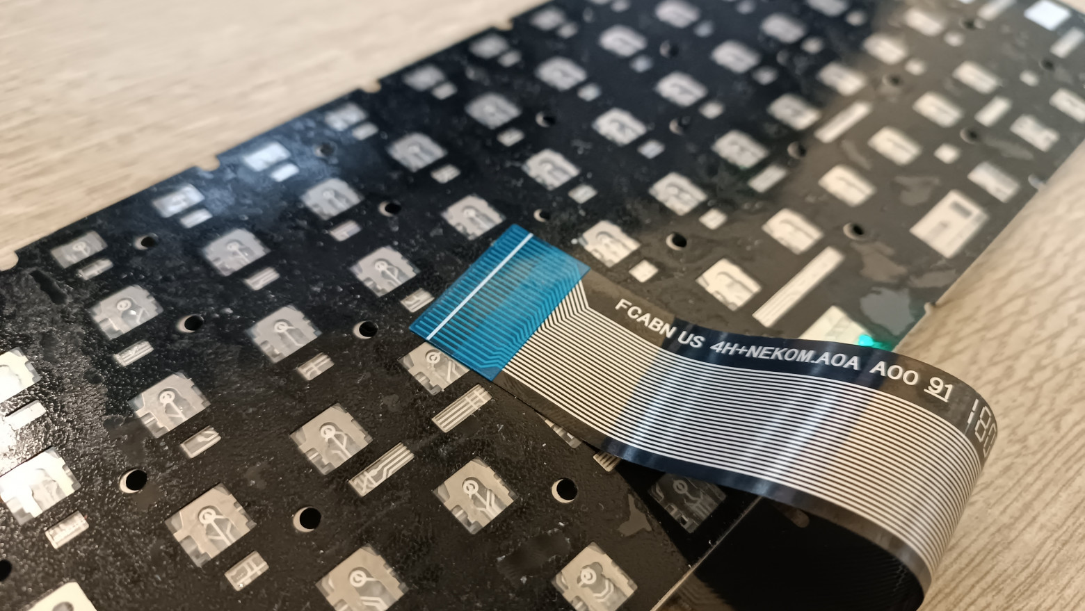 Шлейф клавиатуры MSI GS75. На первый взгляд — просто несколько десятков проводников. Но какие из них за что отвечают, ещё предстоит выяснить. Шлейф клавиатуры MSI GS75. На первый взгляд — просто несколько десятков проводников. Но какие из них за что отвечают, ещё предстоит выяснить.
