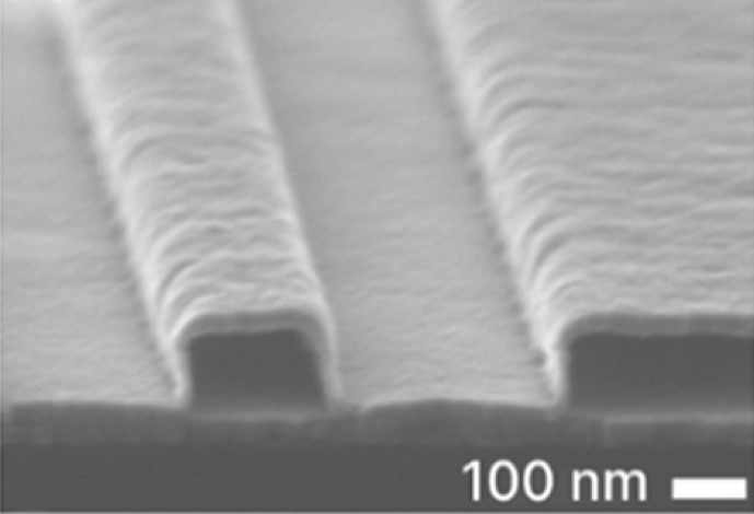 Фото. Изображение ступенчатой пьезоэлектрической мембраны в сканирующем электронном микроскопе. Источник: ACS Applied Materials & Interfaces