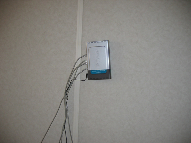 Фото 2. Первое сетевое оборудование компании Veeam Software, 2006 год, - коммутатор D-Link DES-1008D. Суммарная стоимость - $30.