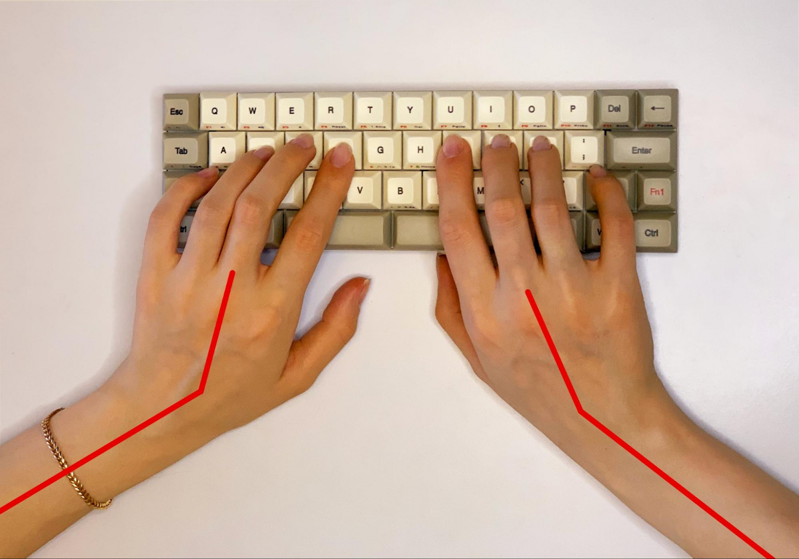 Расположение рук на клавиатуре. Клавиатура от туннельного синдрома. Рука нажимает на клавиатуру. Клавиатура для двух рук. Местоположение рук