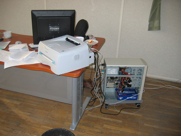 Фото 1. Первый дата-центр компании Veeam Software, 2006 год. Здесь уместились виртуальный контроллер доменов, почтовый сервер, file/print сервер. Суммарная стоимость - $600.