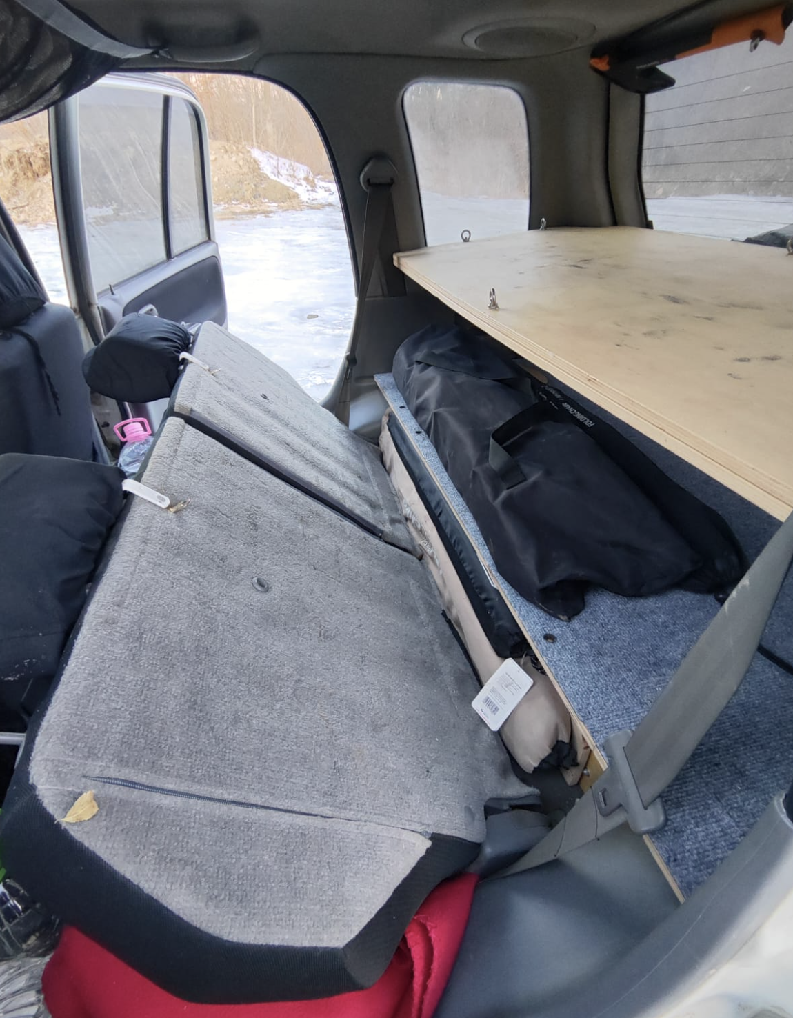 Хранение складного стула за спинками задних посадочных мест