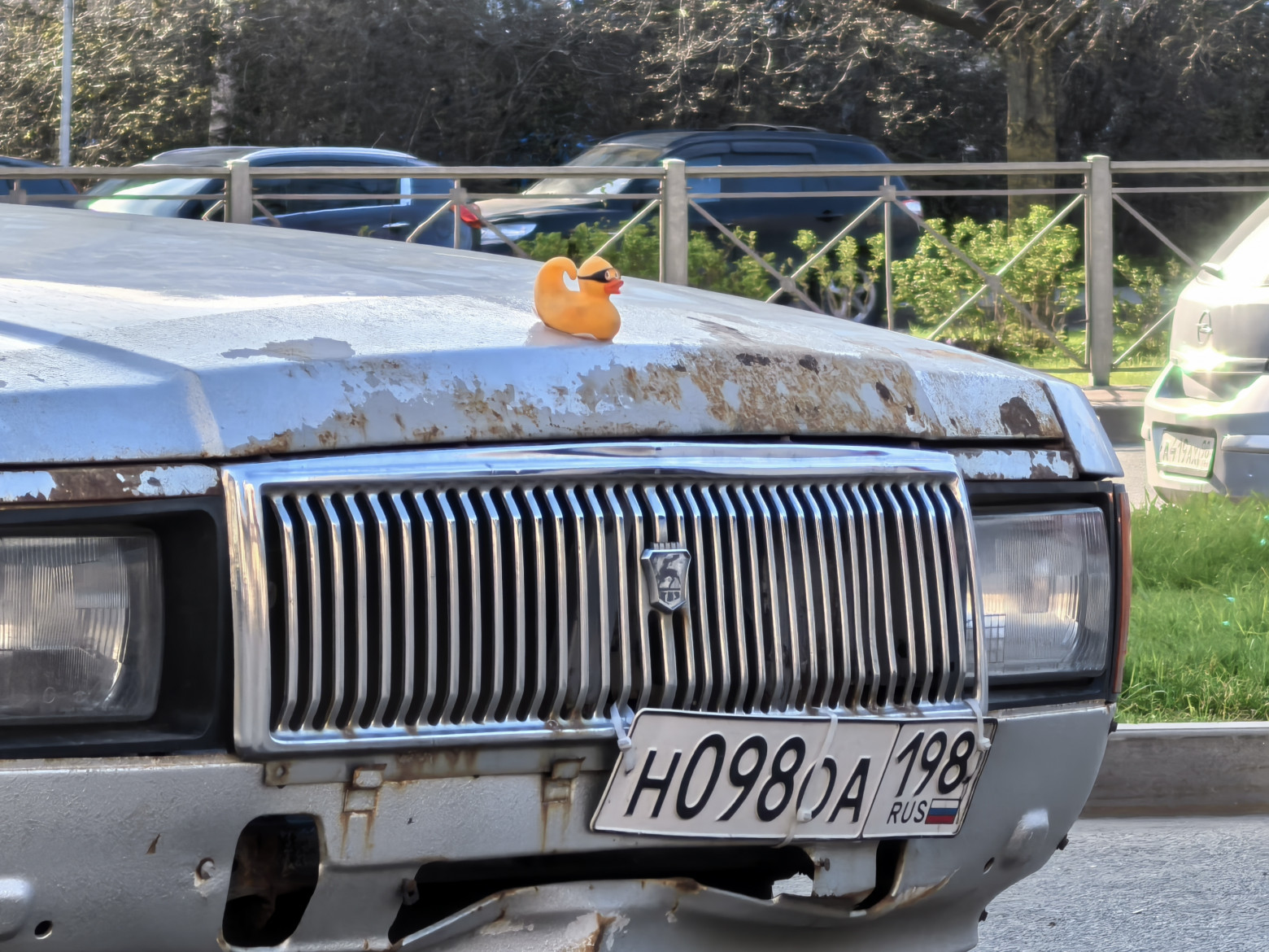 Зум Х10. Так выглядит блик в перископическом объективе. Он позеленел из-за обилия хроматических аберраций в линзе, аналогичными «артефактами» покрылся весь задний план. Перископы не любят яркий контровой свет — с этим пока ничего не сделать