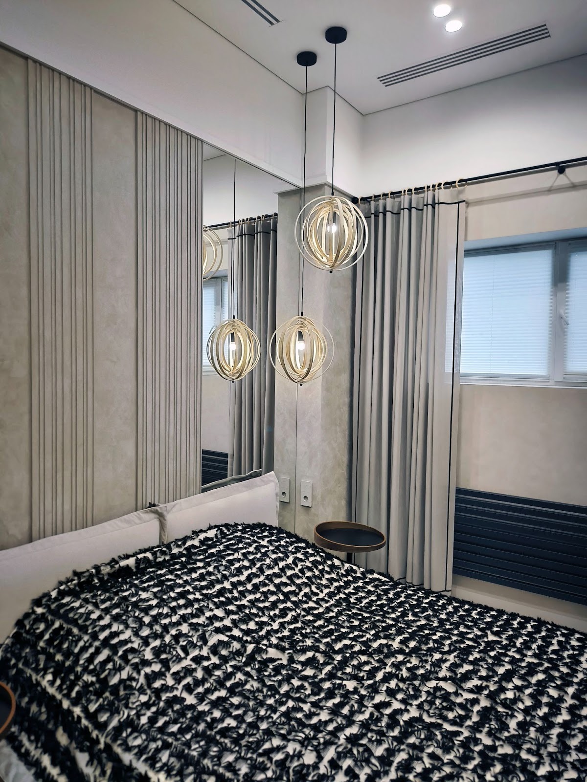 В комнате отдыха красивые светильники