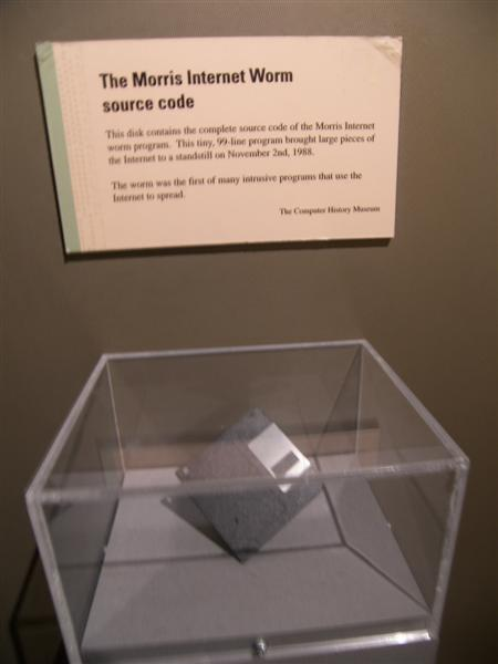 Флоппи дискета с вирусом хранится в музее. Источник.