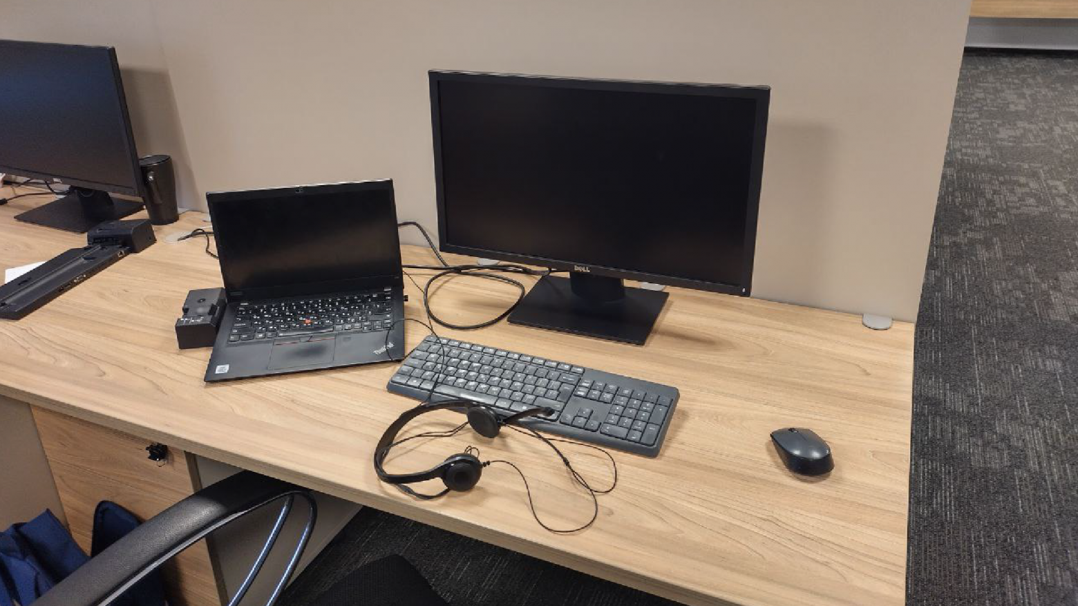 Так выглядит рабочее место большинства моих коллег и подчиненных. Компания предоставляет разработчикам ноутбук Thinkpad и внешний монитор. 
