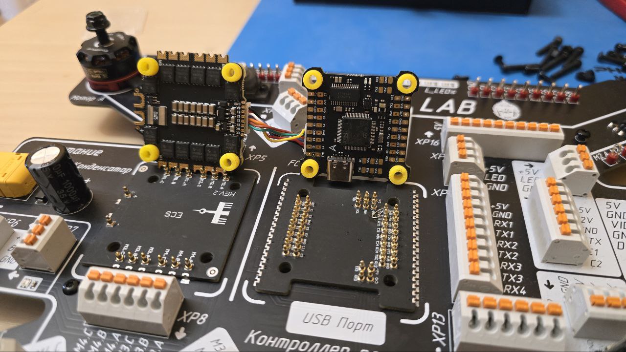 Реализация контакта основной платы со стеком через погопины. А вы видите костыль в виде куска проволоки между пинами?