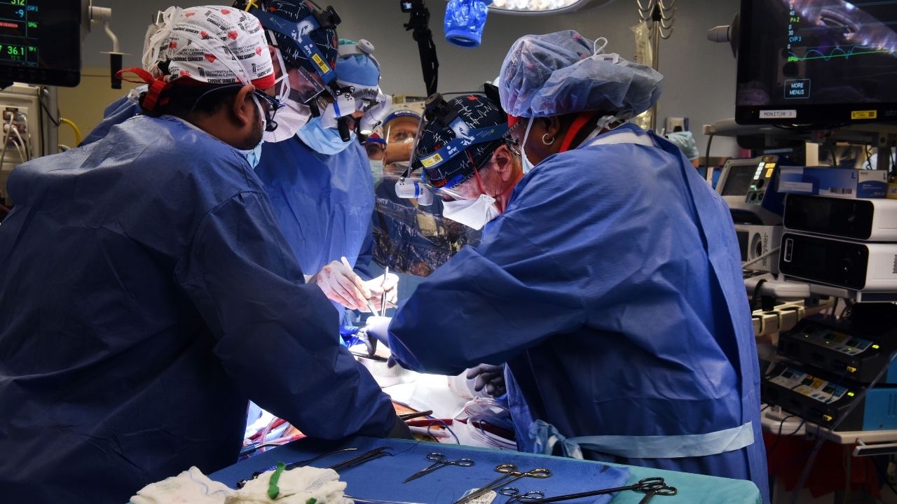 Команда хирургов во время операции