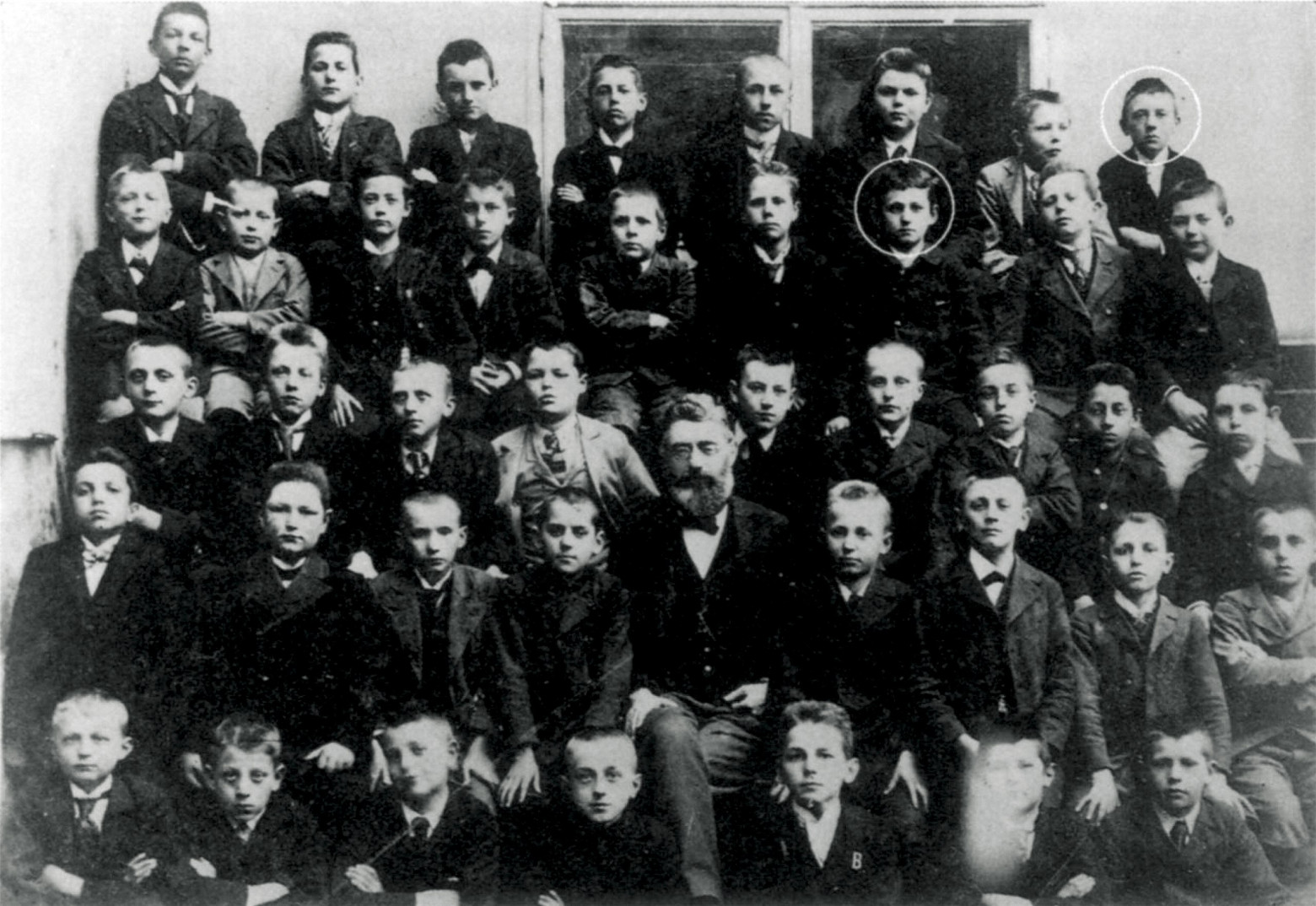 Дружный класс австрийском реальном училище в Линце в 1901 году. Впоследствии один из учеников войдет в историю как великий философ, а другой как великий злодей