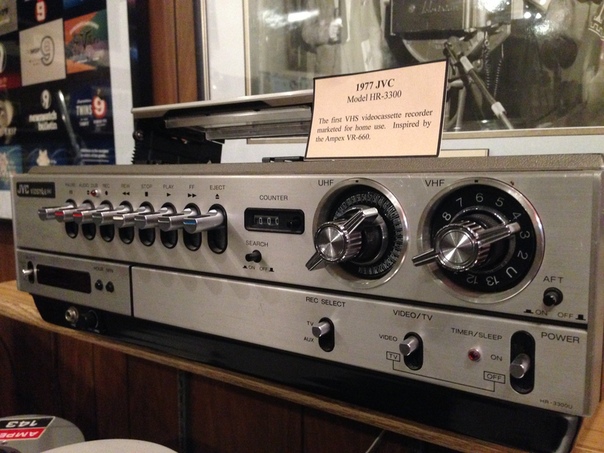 Первый VHS-видеомагнитофон JVC HR-3300 в Pavek Museum в США