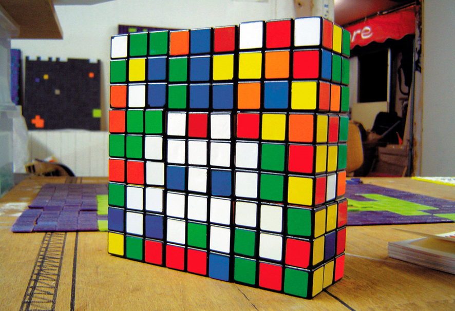 Invader. Untitled. 2005. [Первая мозаика Инвейдера из кубиков Рубика, с которой начался рубиккубизм]. Источник: https://www.space-invaders.com   