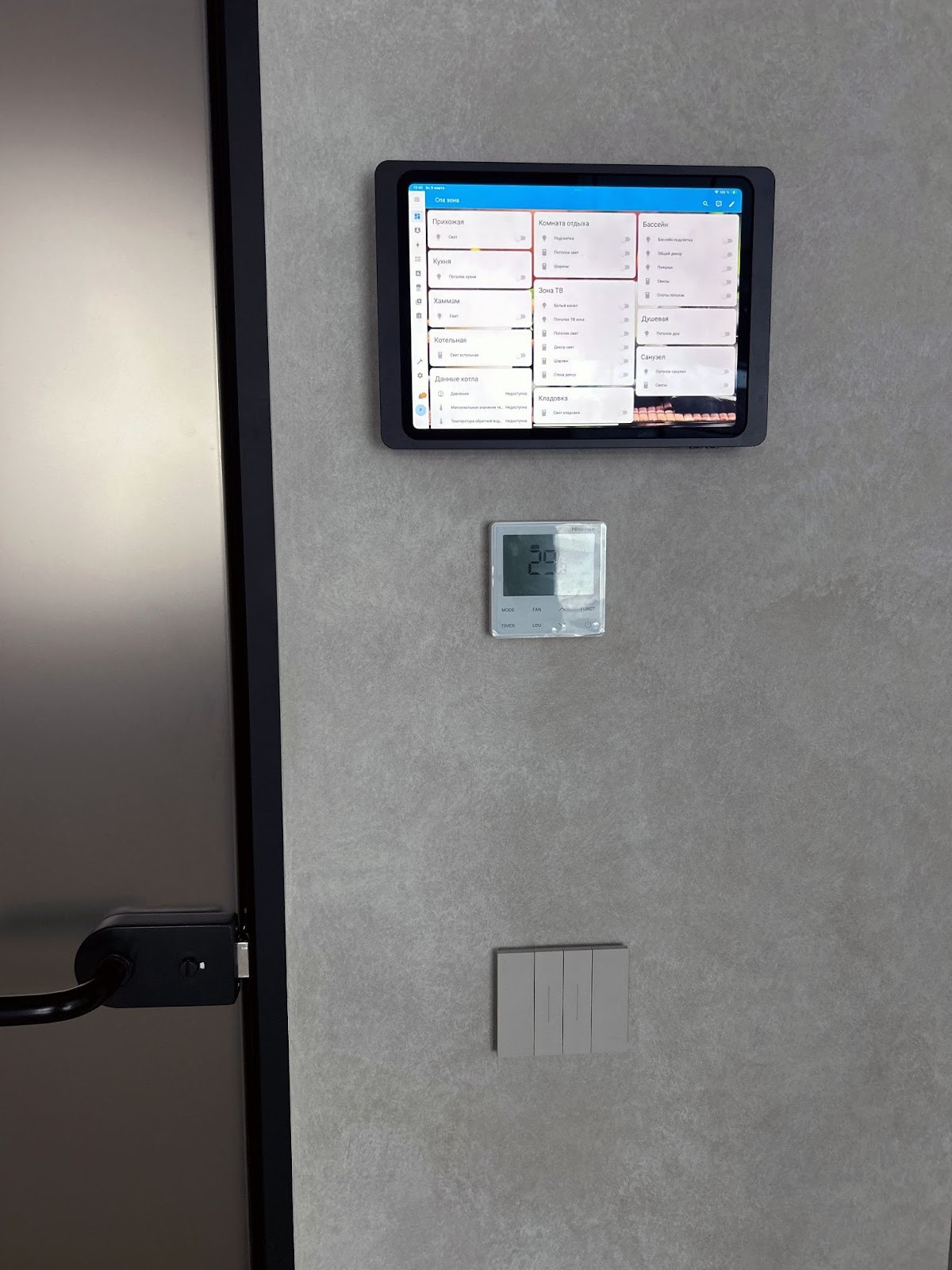 Планшет установлен в крепление