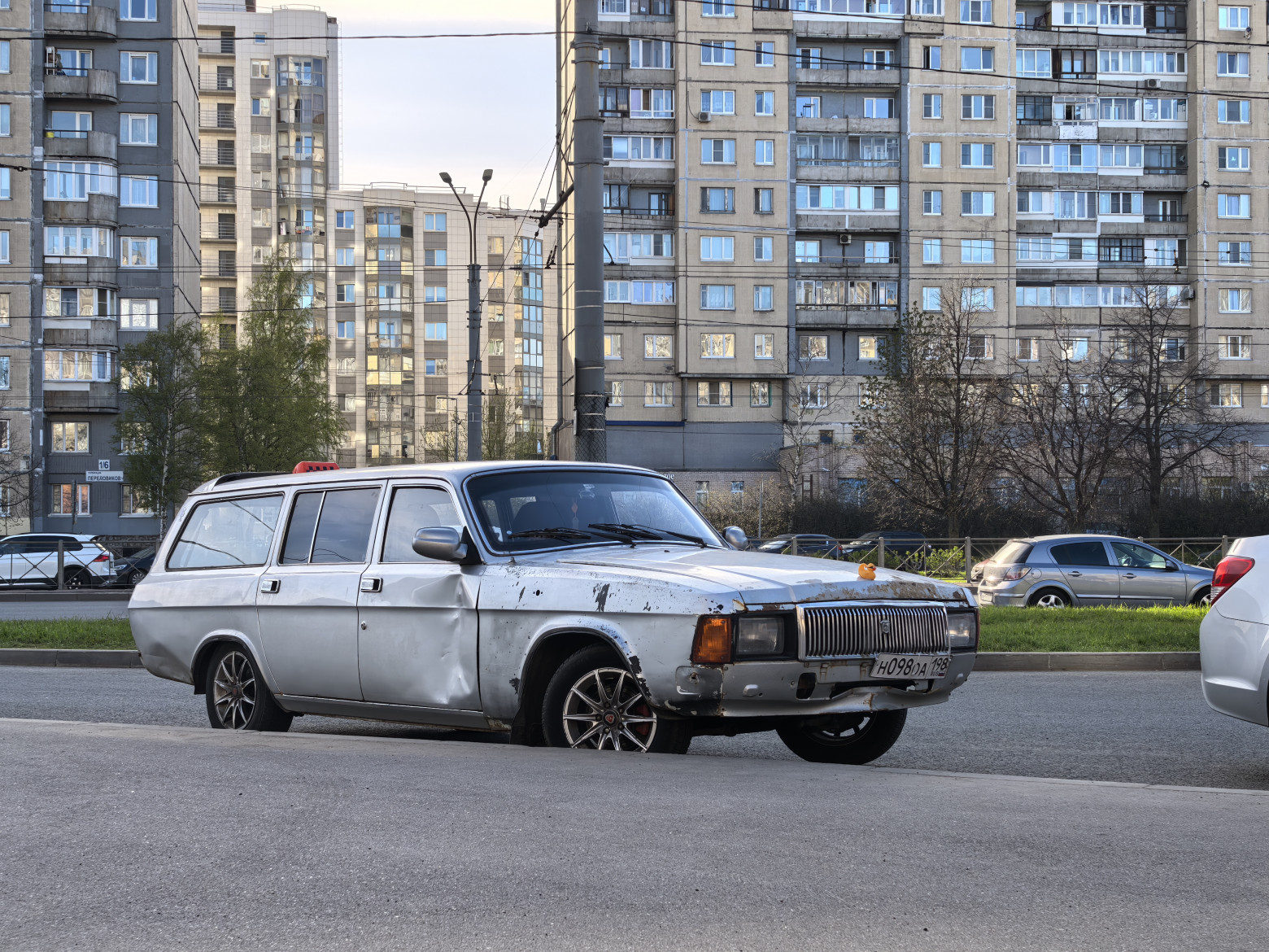 Зум Х2. Посмотрите на блик от бампера серого автомобиля на заднем плане. Он жёлтый (как и должен быть) и имеет едва заметную «звёздочку» от диафрагмы объектива