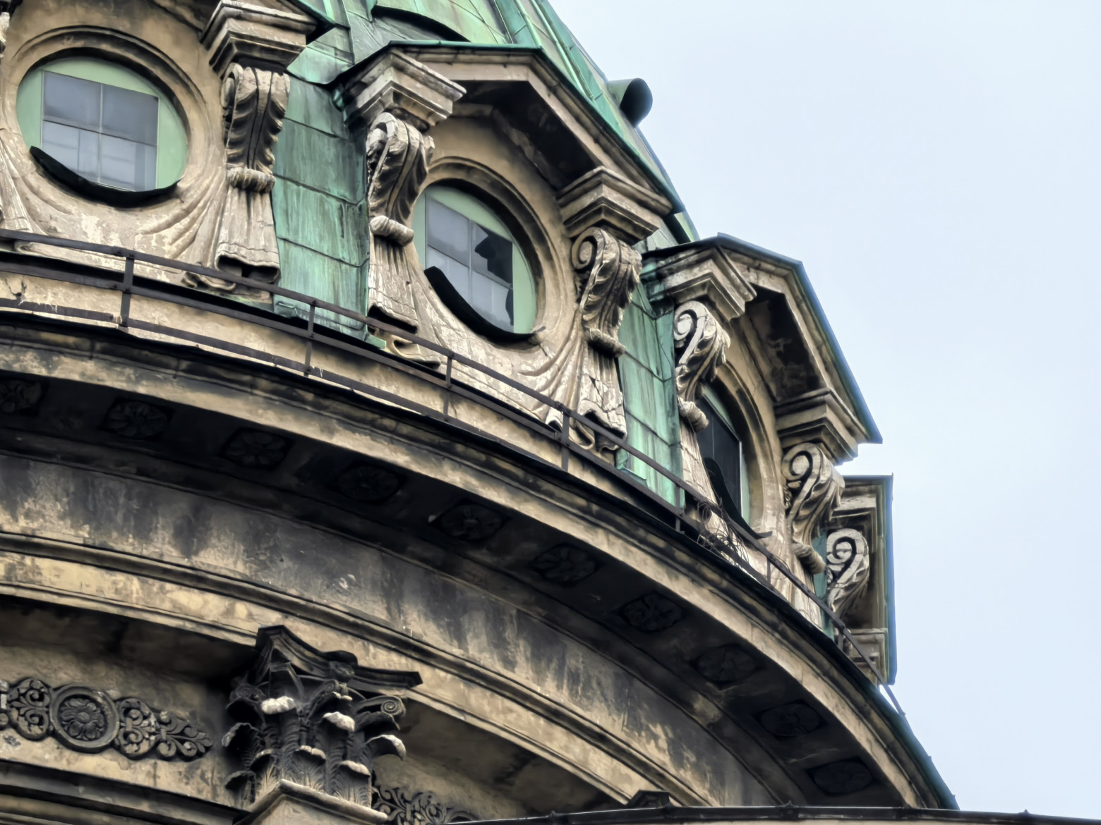 10-кратный зум (кроп центра кадра с матрицы телевика без использования биннинга, нейросети занимаются восстановлением деталей и поднятием микроконтраста)