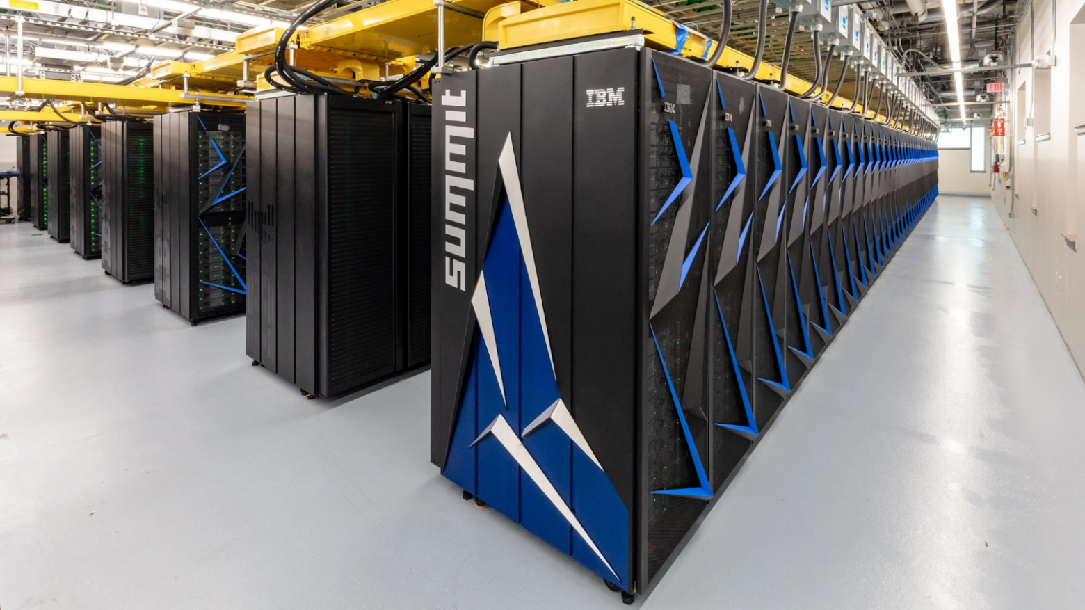 Суперкомпьютер Summit в стойках IBM