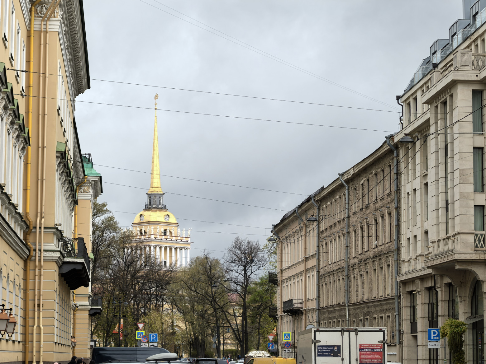 Телевик Х3.5. Обратите внимание, что буквы на грузовике не превратились в закорючки, часы на башне различимы, а цветовая температура на всей серии отличается минимально — телевик получил чуть более тёплую картинку исключительно из-за того, что в поле кадра меньше асфальта и объектов холодных цветов