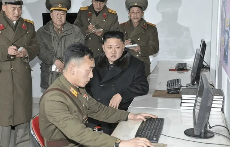 А еще южнокорейское руководство отлично знают про хакеров из КНДР. Да, я представляю себе северокорейских хакеров именно так - напротив каждого сидит собственный Ким Чен Ын и контролирует, сколько проклятых капиталистов товарищ успел взломать.