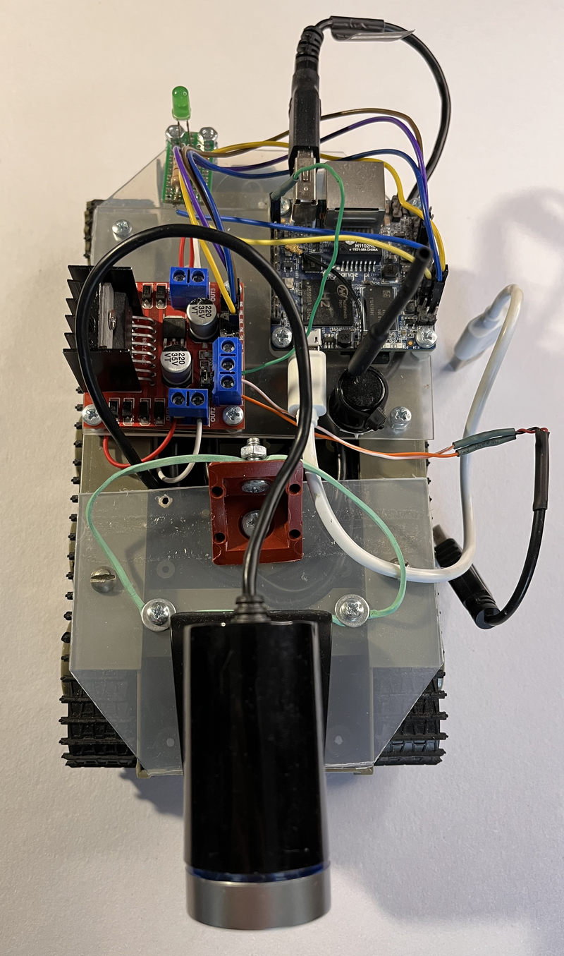 Установленная передняя пластина и веб-камера на гусеничное шасси