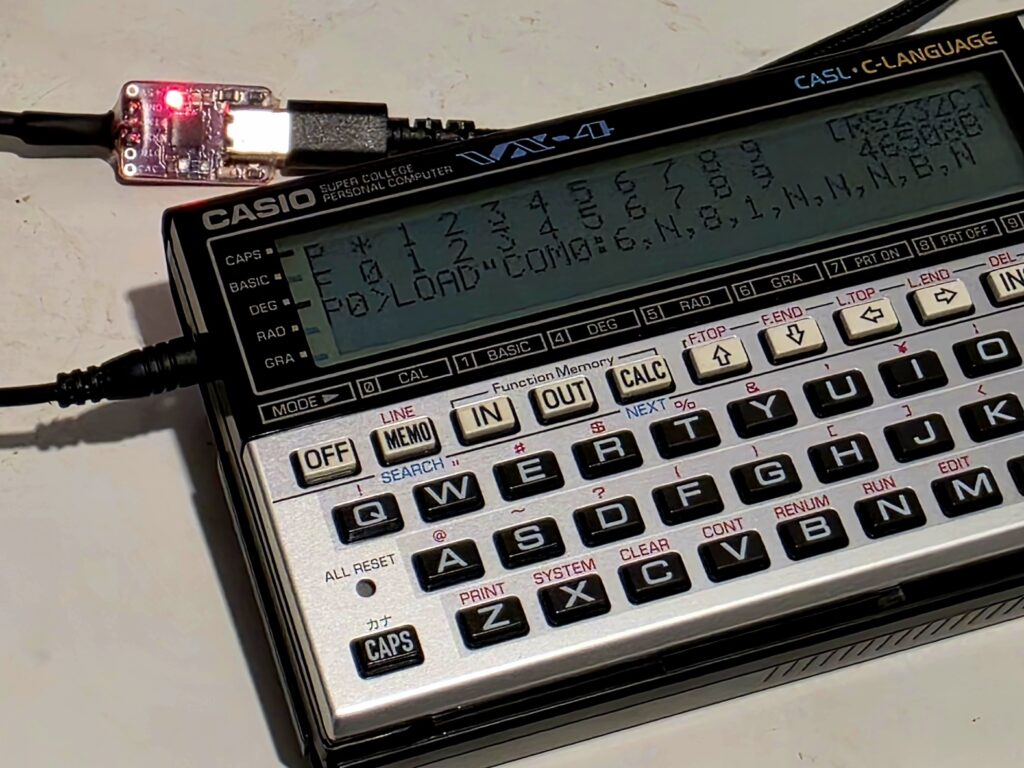 Casio VX-4 в режиме COM и с подключенным кабелем RS232 USB‑C.