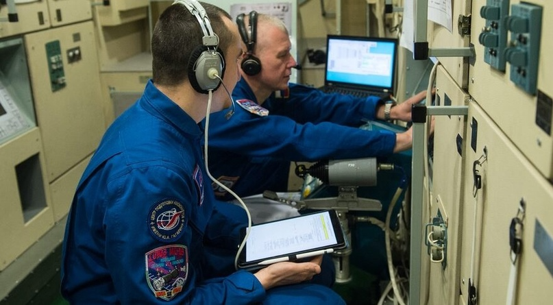 Российские космонавты Петр Дубров и Олег Новицкий тренируются на тренажере перед предстоящим полетом корабля «Союз МС-18». Нашивка миссии включает «Ванде Хей», очевидную ссылку на астронавта НАСА Марка Ванде Хей. Предоставлено: Роскосмос
