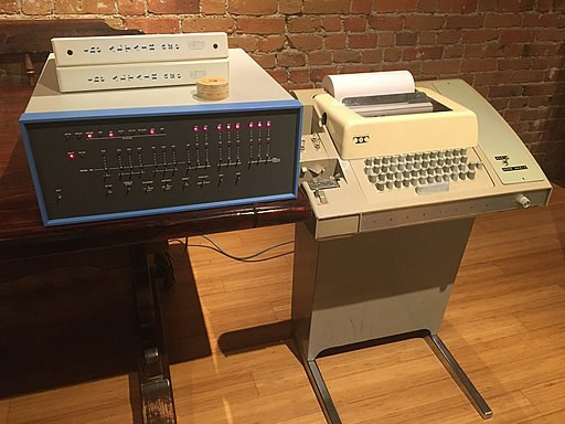 Оригинальный компьютер Altair 8800 1975 года с популярным телетайпом модели 33 ASR (Automatic Send and Receive) в качестве терминала. Tim Colegrove, CC BY-SA 4.0, via Wikimedia Commons.
