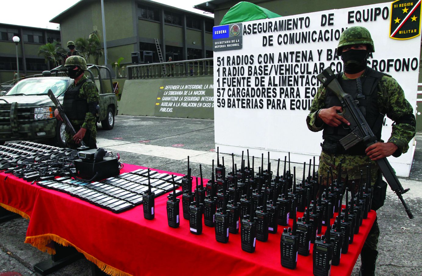 Мексиканские военные демонстрируют трофеи