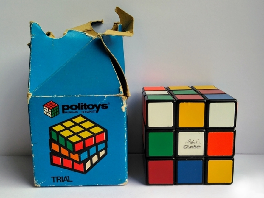 Упаковка кубика Рубика (начало 1980-х гг.) и кубик в размешанном состоянии. 