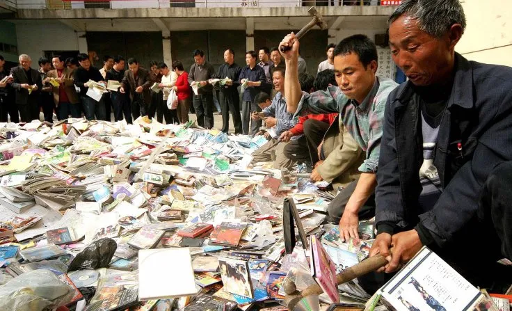 Китайские рабочие уничтожают поддельные диски в Сюйчане, провинция Хэнань, 2013 год. Источник: Ibtimes