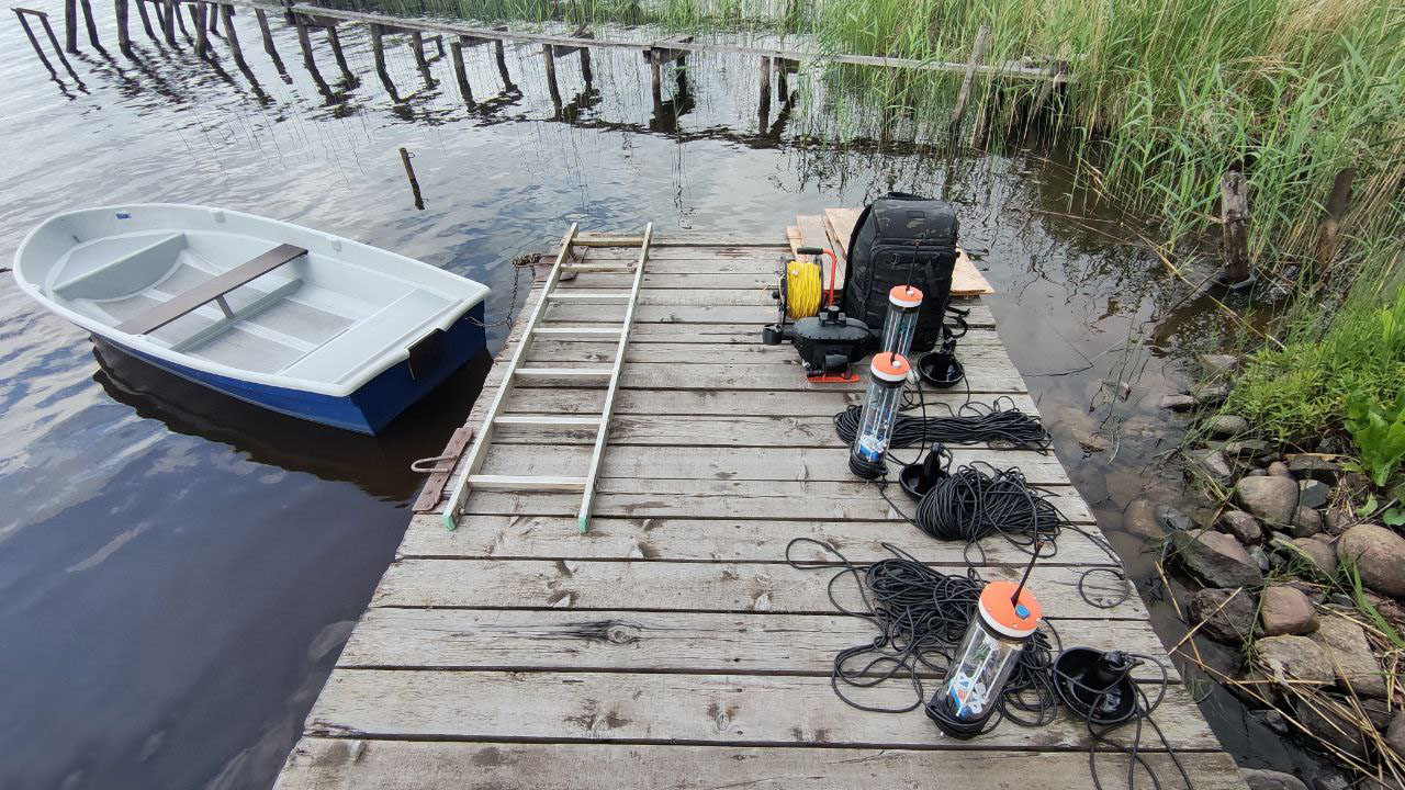 Рабочий комплект: робот, береговая станция (с кабелем), навигационные буи, рюкзак, лодка, причал