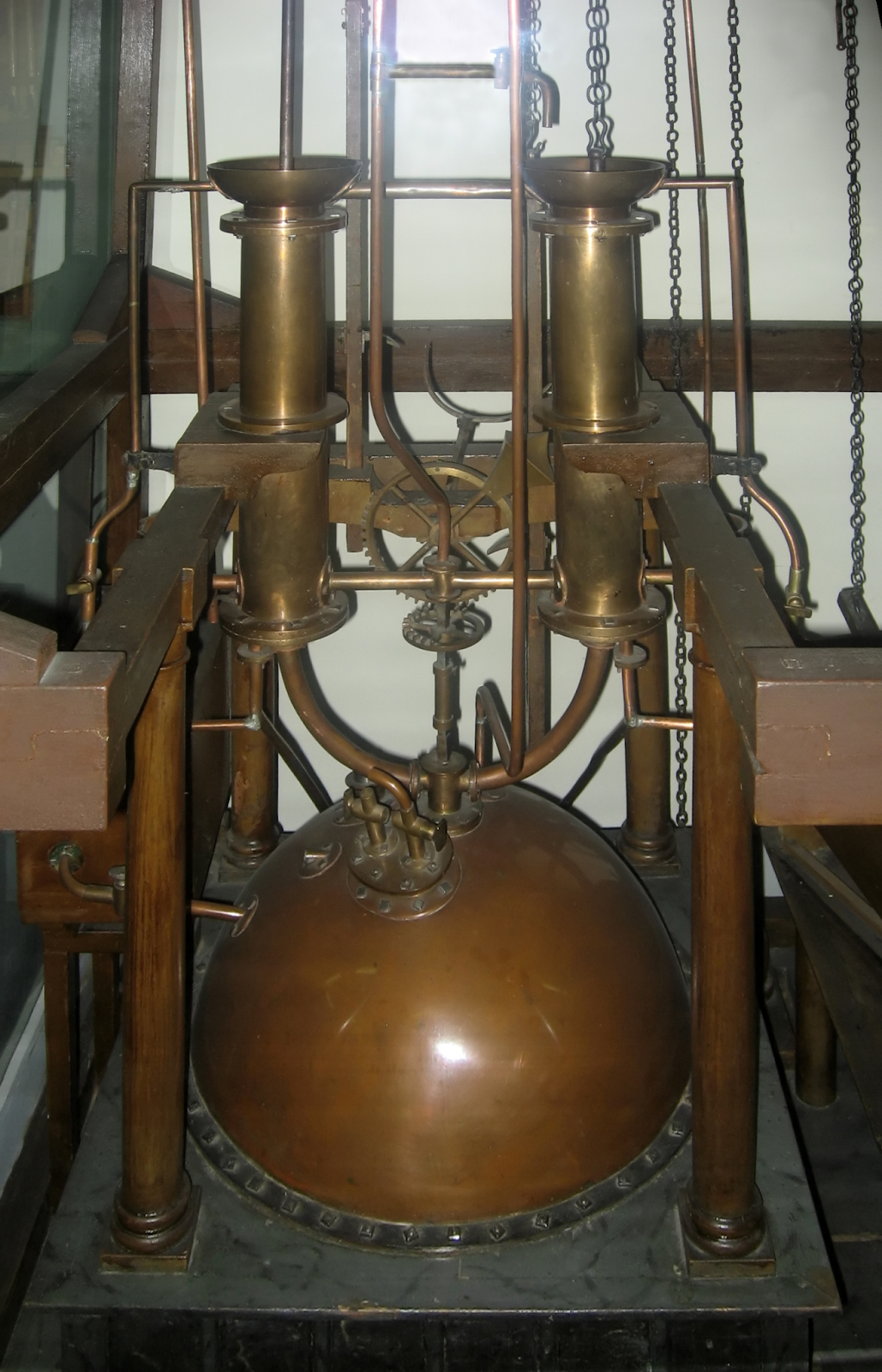 «Огнедействующая» машина Ползунова называлась пароатмосферной и имела заявленную мощность в 32 л.с.