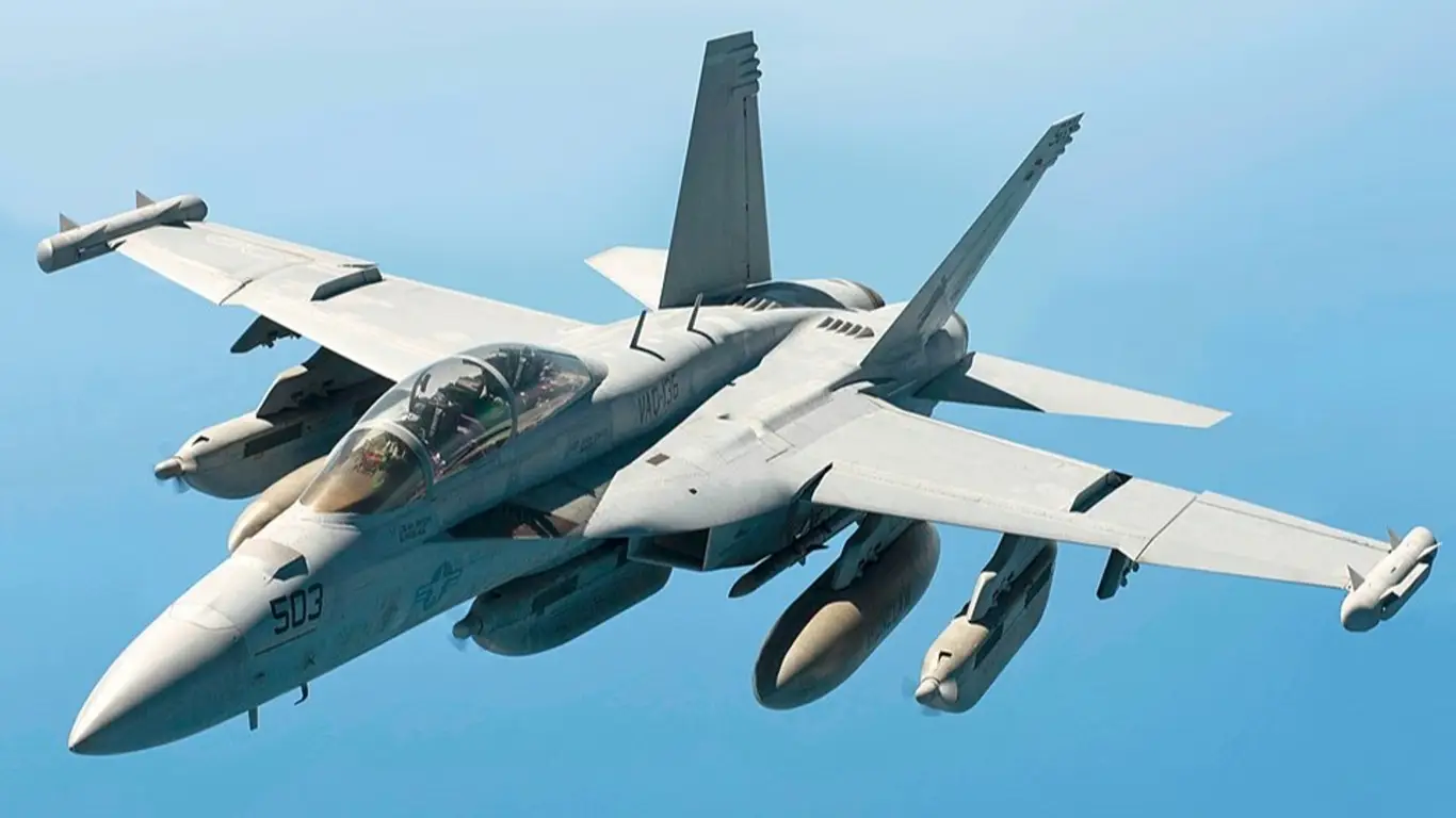 Boeing EA-18G Growler выполняет маневр