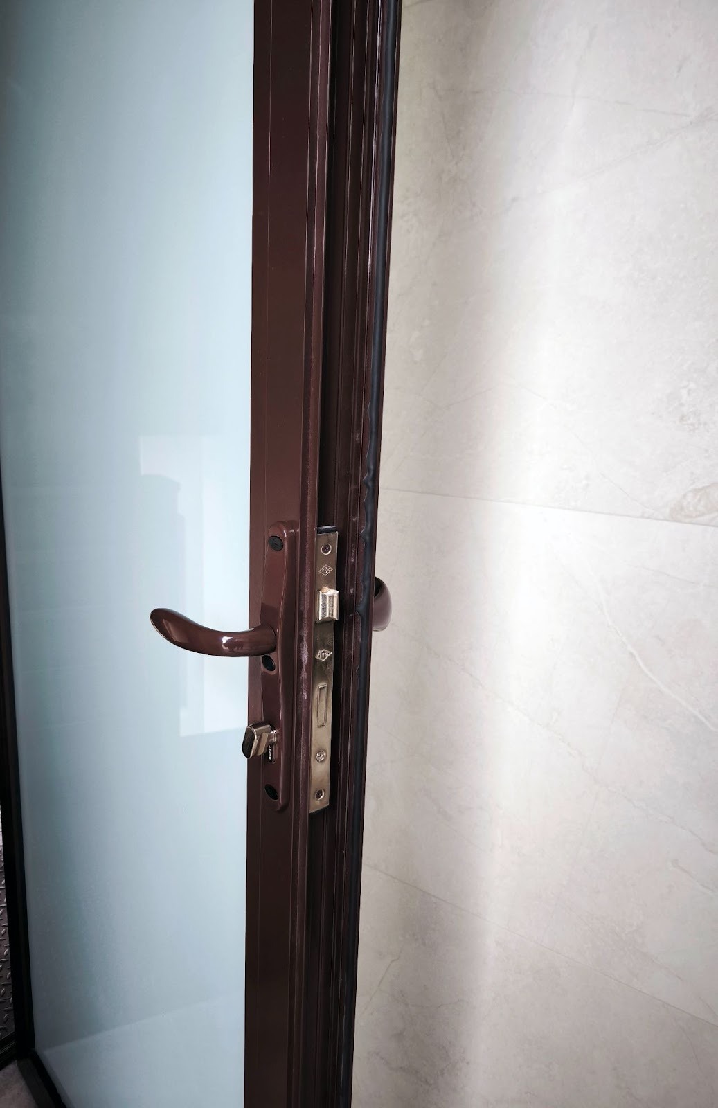 Дверь с электромеханической защелкой