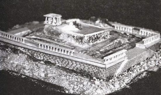 Макет платформы с предполагаемым храмом