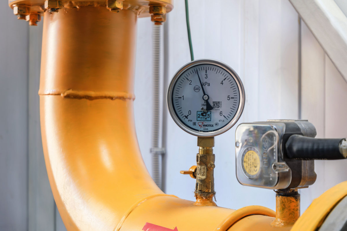 Датчик стоит на газовой трубе, и он механический на отсечку по давлению. 