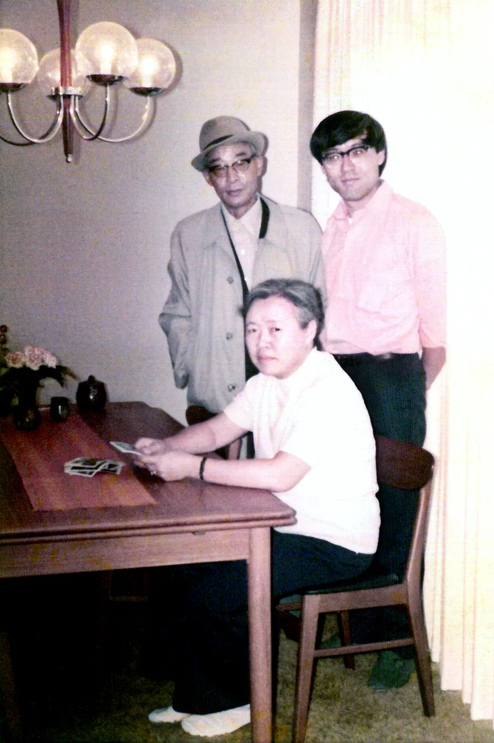 Мать и отец Кима навещают его в Пало-Альто. Калифорния, 1972 год, Чан Хэ Джа