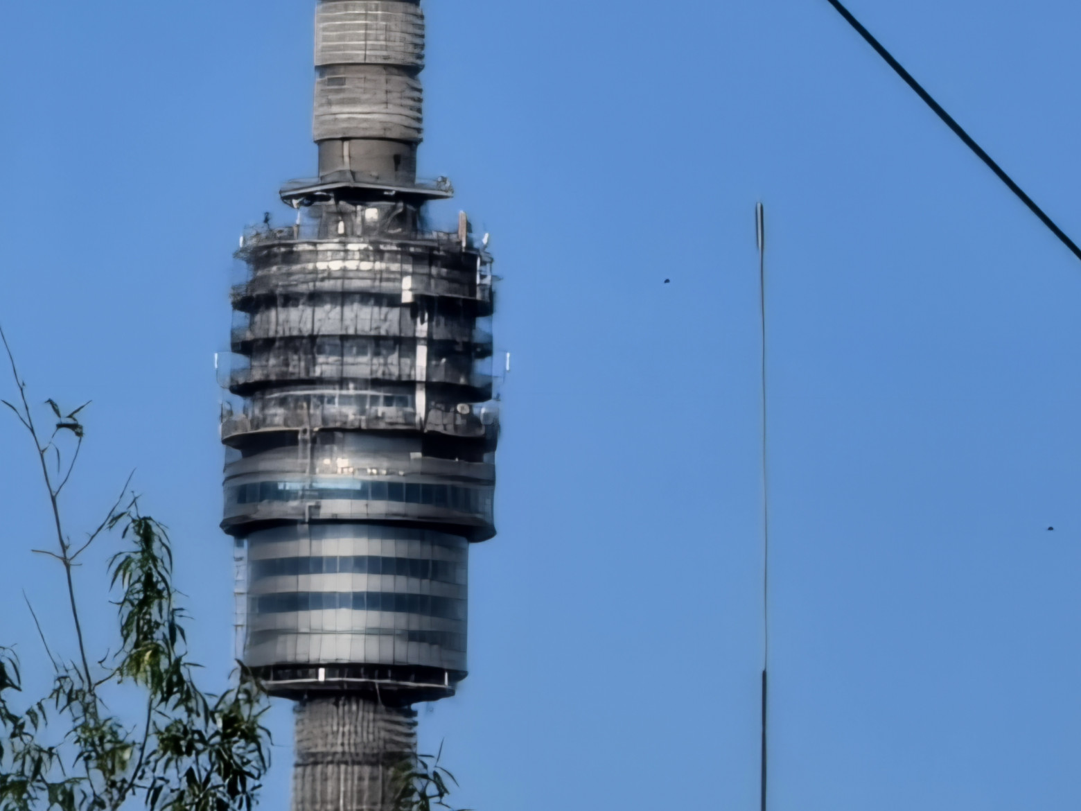 Дальнейший цифровой зум не очень нужен. Видно, что нейросетями выжали максимум возможного, но законы физики не обманешь