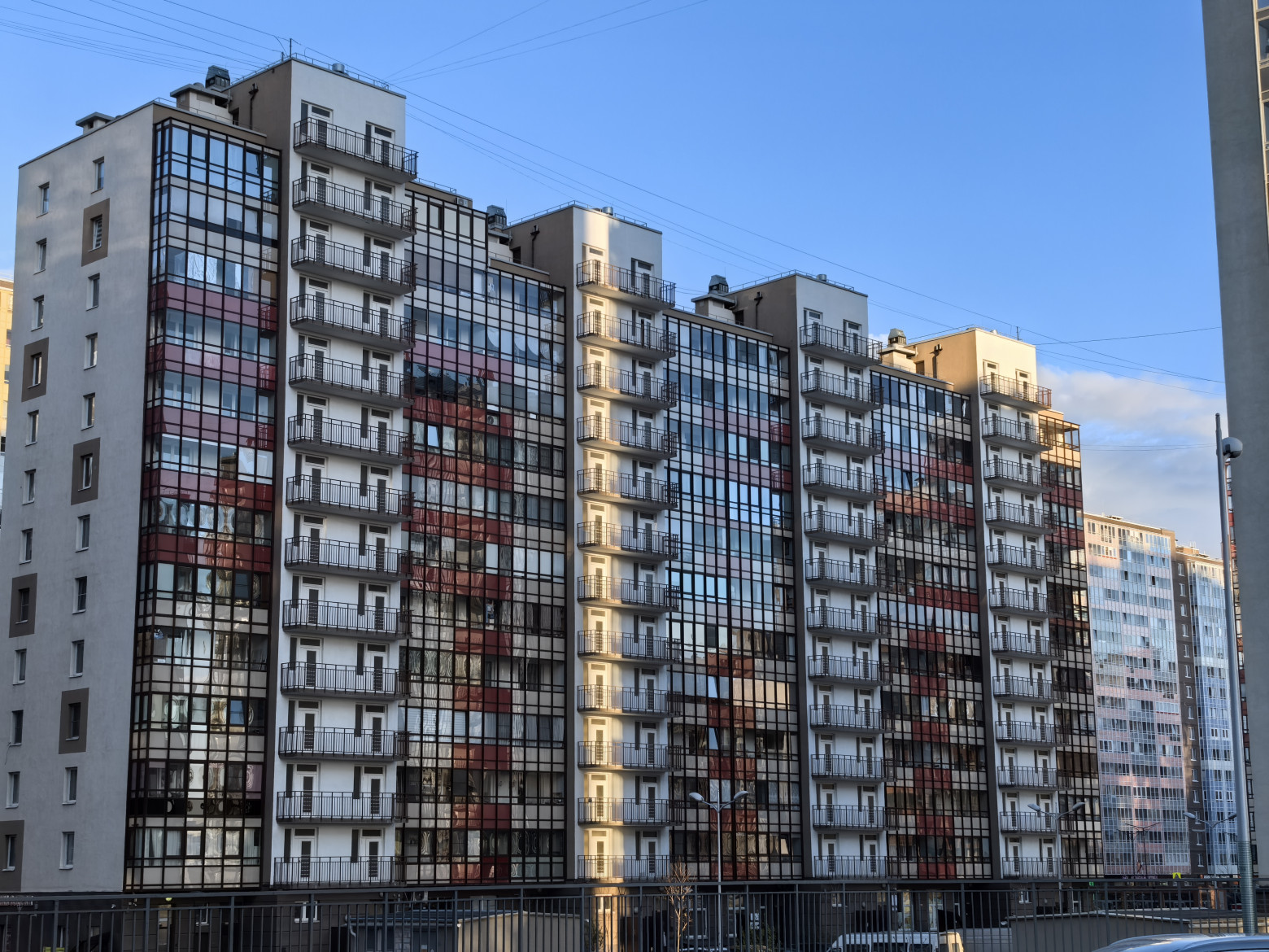 Основная камера. Обилие вертикальных и диагональных линий в кадре даёт очень контрастную картинку, чем с охотой пользуется нейросеть, вытягивая структуру кадра до максимума