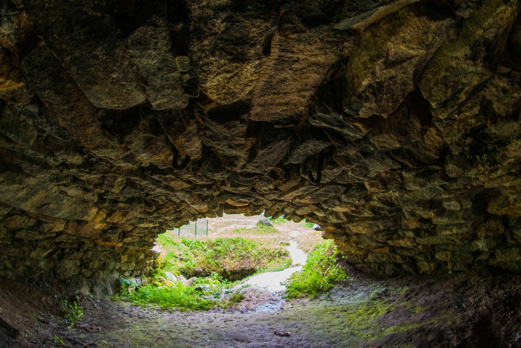 На стенах сохранились крепления для тросов, с помощью которых разгружалась руда