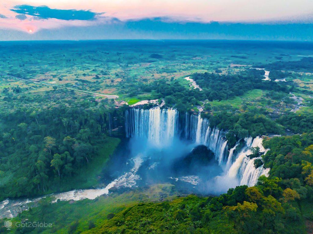 Одно из красивейших мест в Анголе - водопад Каландула