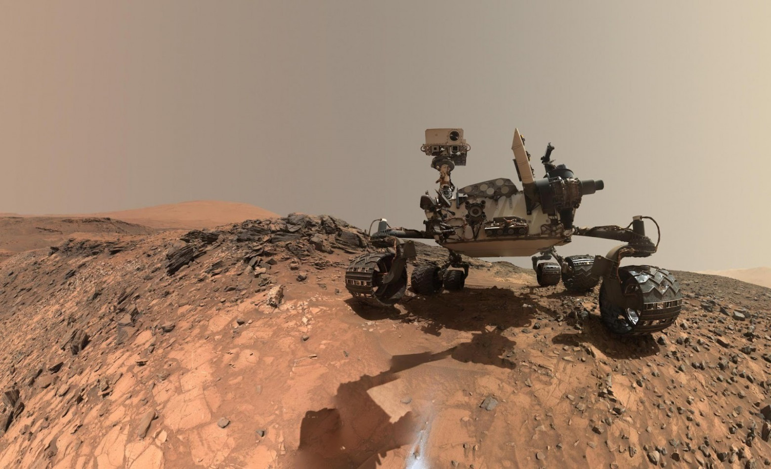 Марсоход NASA Curiosity опускает бур в скалу «Бакскин» на нижней части горы Шарп
