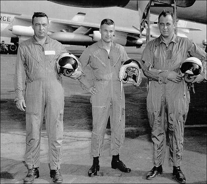 Экипаж B-47. Ховард Ричардсон - крайний слева.