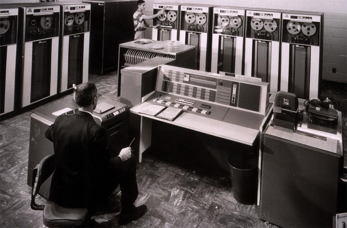 Компьютер IBM 7090 в то время стоил 2,9 миллиона долларов и использовался в Bell Labs.