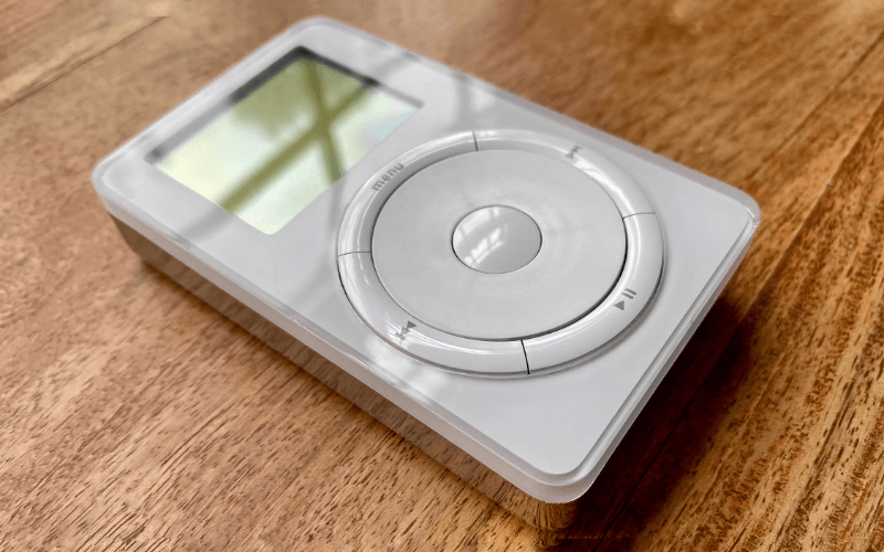 Первая модель iPod с ещё физическим кликвилом