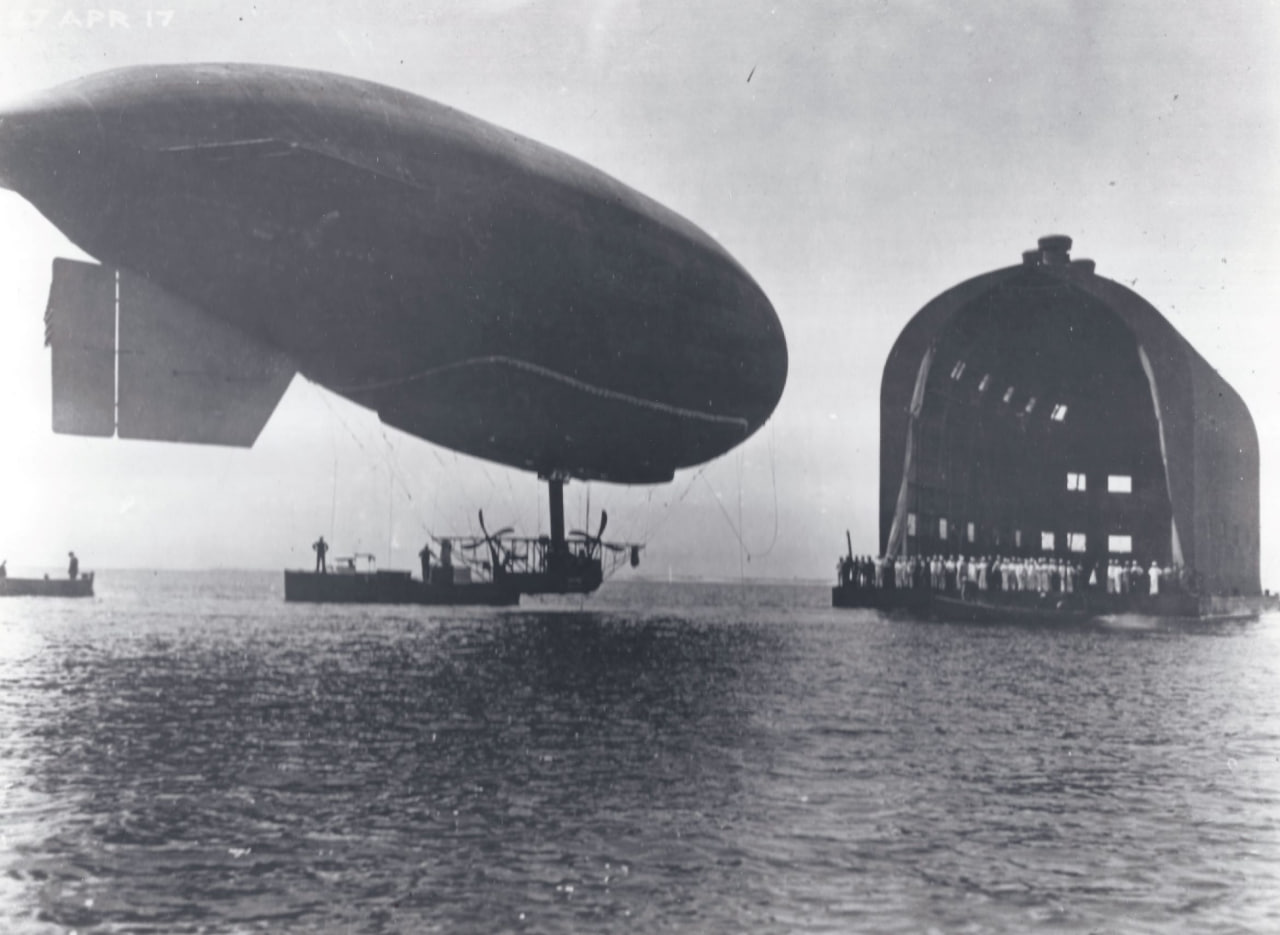 DN-1 у плавучего эллинга во Флориде